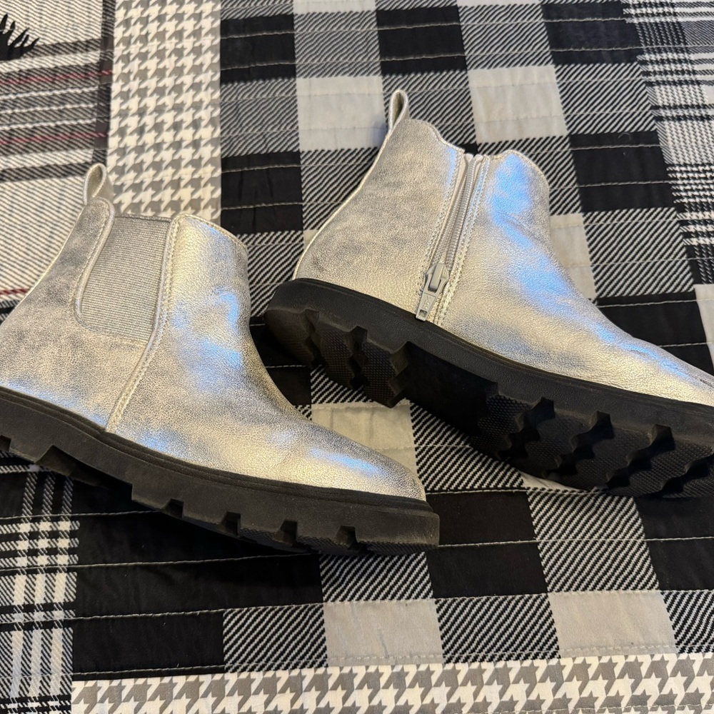 Girl’s Stylish Silver Boots